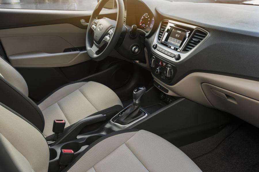 Интерьер Hyundai Accent SE 2017 года  (NA) (фото 3 из 8)